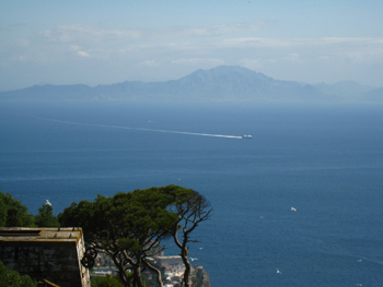 ジブラルタル海峡 ジブラルタル海峡 Gibraltar これは ジブラルタル海峡を見下ろす ターリクの山 から見た風景です ジブラルタルの街並みと 紺碧の地中海を見下ろします この ターリクの山 は 別名を ヘルクレスの柱 と言います